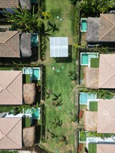 an overhead view of houses in a yard at POUSADA ZAYA in São Miguel dos Milagres