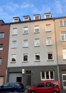 a building with cars parked in front of it at Dschungel Wohnung, geräumig, Netflix, Sonos, zentral in Duisburg