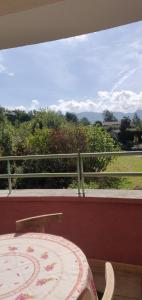 Chatuzange-le-Goubetにあるrossignolの田園の景色を望むバルコニー(テーブル付)