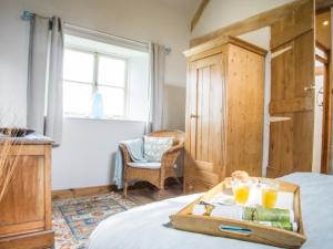 Postel nebo postele na pokoji v ubytování Cinnamon Cottage Newcastle Emlyn