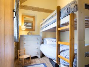 Postel nebo postele na pokoji v ubytování Cinnamon Cottage Newcastle Emlyn + 4 fotografie