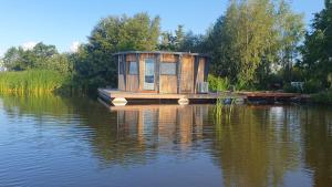 une petite cabane en bois sur l'eau dans l'établissement Dobberhuisje Kaag, à Oud-Ade
