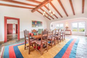 une salle à manger avec une table et des chaises en bois dans l'établissement Stunning mansion in São Cristóvão, à Montemor-o-Novo