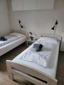 two beds in a room with two lamps at Haus Klaarstrand in Wenningstedt