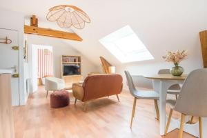 een eetkamer met een tafel en stoelen bij L'appartement Bohême in Angers