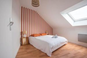 een slaapkamer met een groot bed met een houten hoofdeinde bij L'appartement Bohême in Angers