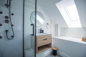 een badkamer met een douche met wastafel en spiegel bij L'appartement Bohême in Angers