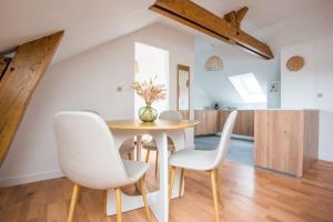 een eetkamer met een tafel en twee stoelen bij L'appartement Bohême in Angers +18 foto's