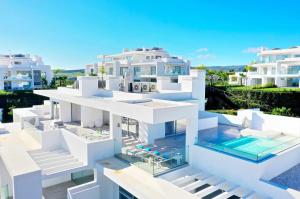 obraz białego domu z basenem w obiekcie 2288 new modern penthouse with privat pool w mieście Estepona
