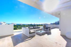 Balkon lub taras w obiekcie 2288 new modern penthouse with privat pool