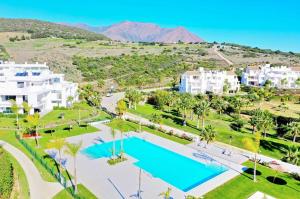 widok z lotu ptaka na ośrodek z basenem w obiekcie 2288 new modern penthouse with privat pool w mieście Estepona