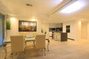 Kuchnia lub aneks kuchenny w obiekcie 2288 new modern penthouse with privat pool
