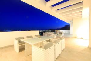 Balkon lub taras w obiekcie 2288 new modern penthouse with privat pool