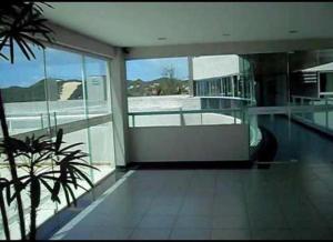 een grote kamer met uitzicht op een huis bij Sonia Flats Natal - No Apart Hotel Ponta Negra Beach in Natal