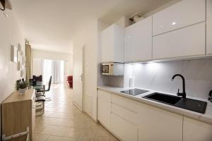 Kuchnia lub aneks kuchenny w obiekcie Promenada by Baltic Home