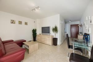 Telewizja i/lub zestaw kina domowego w obiekcie Promenada by Baltic Home