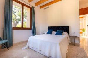 1 dormitorio con cama blanca y almohadas azules en Luxury Villa Marbella, en Marbella