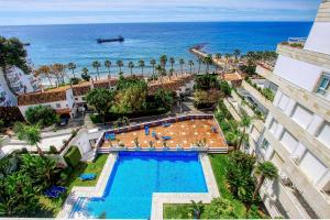 een luchtzicht op een resort met een zwembad en de oceaan bij 1149 Unique beachfront Penthouse Marbella Center 400m2 in Marbella