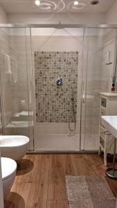 y baño con ducha, aseo y lavamanos. en Messer Niccolò - Apartment in Florence, en Florencia