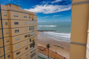 uma vista para a praia a partir de um edifício em Apartamento Playa Santa María del Mar em Cádiz