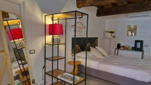 una camera con letto e lampada rossa di Affittacamere Leoncorno Ferrara a Ferrara