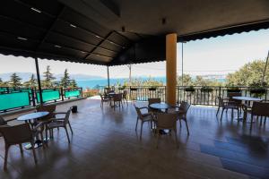 Un restaurante con mesas y sillas en un balcón. en Lorel's Homes, en Vlorë