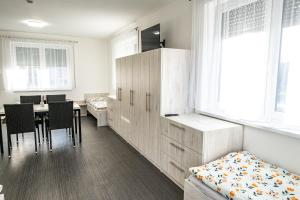 Zimmer mit einem Schlafzimmer mit einem Tisch und einem Schrank in der Unterkunft Penzion Fann in Humpolec
