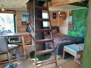 Dormitorio con litera y escritorio en un árbol en Tree house Ramona & Fairytale wooden house by Ljubljana, en Grosuplje