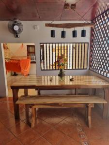 una mesa de madera y un banco en una habitación con acordeón en The Wabi Sabi, en León