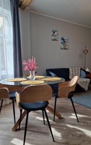 - un salon avec deux tables et un canapé dans l'établissement Marijas Street Apartment with Comfort for 5 in Riga Centre, à Riga