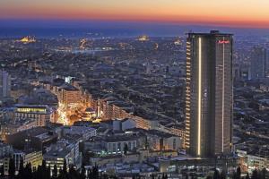 uma vista para uma cidade à noite com um edifício alto em Istanbul Marriott Hotel Sisli em Istambul