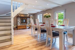 een eetkamer met een tafel en stoelen bij La maison de la petite lande in Saint-Jean-du-Doigt