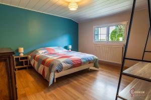 een slaapkamer met een bed en een raam bij La maison de la petite lande in Saint-Jean-du-Doigt