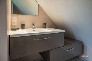 een badkamer met een wastafel en een spiegel bij La maison de la petite lande in Saint-Jean-du-Doigt +13 foto's