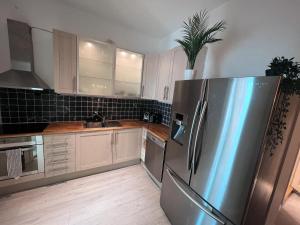 uma cozinha com um frigorífico de aço inoxidável em Cozy room in central Oslo Grunerløkka em Oslo