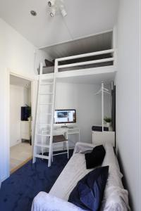 a bedroom with a bunk bed and a desk at Cozy room in central Oslo Grunerløkka in Oslo