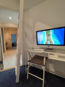 TV a/nebo společenská místnost v ubytování Cozy room in central Oslo Grunerløkka Happy Days + 5 fotografií