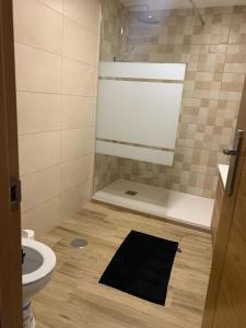 La petite salle de bains est pourvue de toilettes et d'un lavabo. dans l'établissement Apartamento completo para 8 personas a 5 minutos del aeropuerto e IFEMA, à Madrid