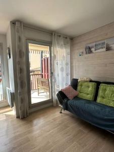 Posezení v ubytování T2 Vue Piscine et Lac