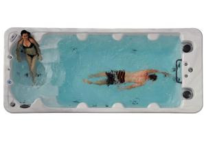 een man en een vrouw zwemmen in een zwembad bij Aarts Wellness in As
