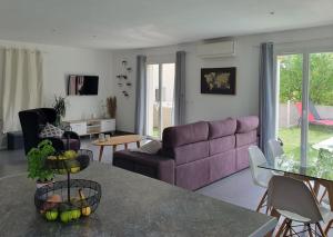 Ruang duduk di Villa sans vis-à-vis avec vue et piscine située entre Nîmes et Montpellier, à 20 minutes des plages