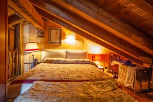 sypialnia z dużym łóżkiem na poddaszu w obiekcie Spacious chalet low-cost for a group holiday w mieście Courmayeur