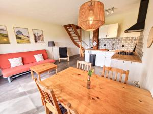 eine Küche und ein Wohnzimmer mit einem Holztisch in der Unterkunft De Gelukskever in Hindeloopen