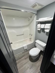 Kennett的住宿－Econo lodge Kennett，一间带卫生间和浴缸的小浴室
