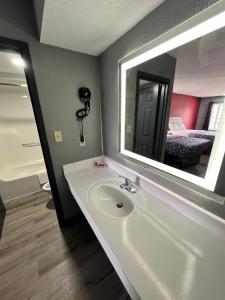 łazienka z umywalką i dużym lustrem w obiekcie Econo lodge Kennett w mieście Kennett