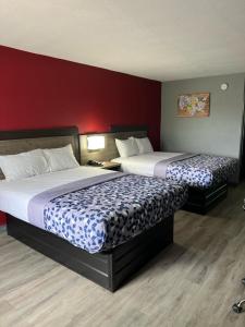 A bed or beds in a room at Econo lodge Kennett