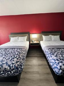 dwa łóżka w pokoju z czerwoną ścianą w obiekcie Econo lodge Kennett w mieście Kennett