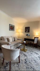 uma sala de estar com um sofá e uma mesa em Amman Paradise Hotel em Amã