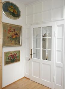 a door with a window and a painting on the wall at Ferienwohnung im Logierhaus Villa Ihler in Luisenthal