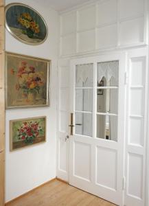 a door with a window and a painting on the wall at Ferienwohnung im Kunst- und Logierhaus Villa Ihler in Luisenthal